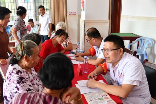 上門咨詢,分發(fā)健康知識(shí)宣傳手冊(cè)等方式,推廣健康生活方式和志愿服務(wù)