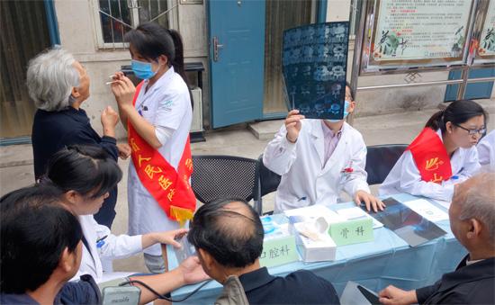 口腔科和中醫科等共十個科室的志愿者團隊提供免費健康咨詢義診服務